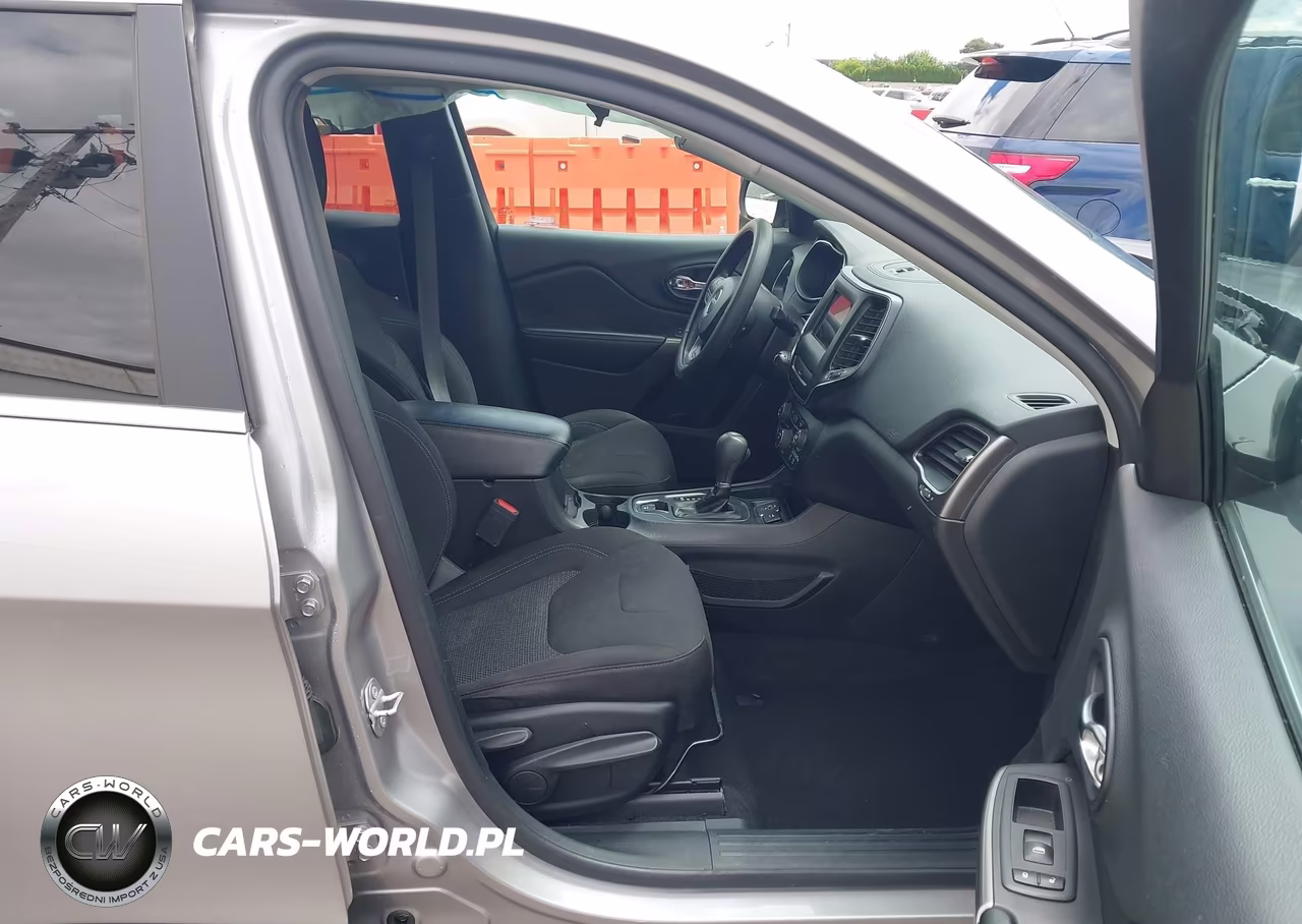 2019 Jeep Cherokee Latitude Fwd VIN:1C4PJLCB1KD272143 - 5