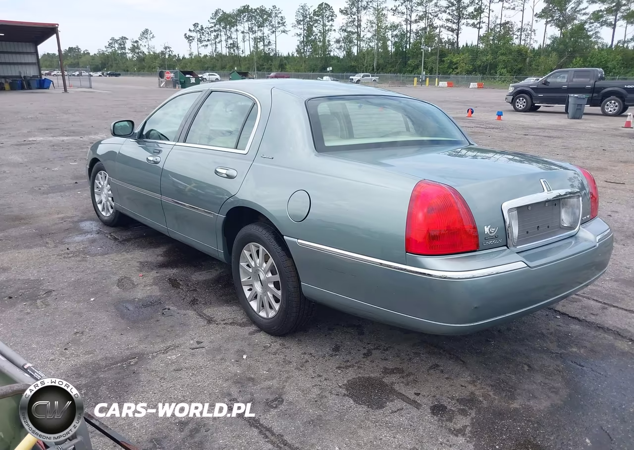 2006 Lincoln Town Car Signature VIN:1LNHM81V86Y645601 - 3