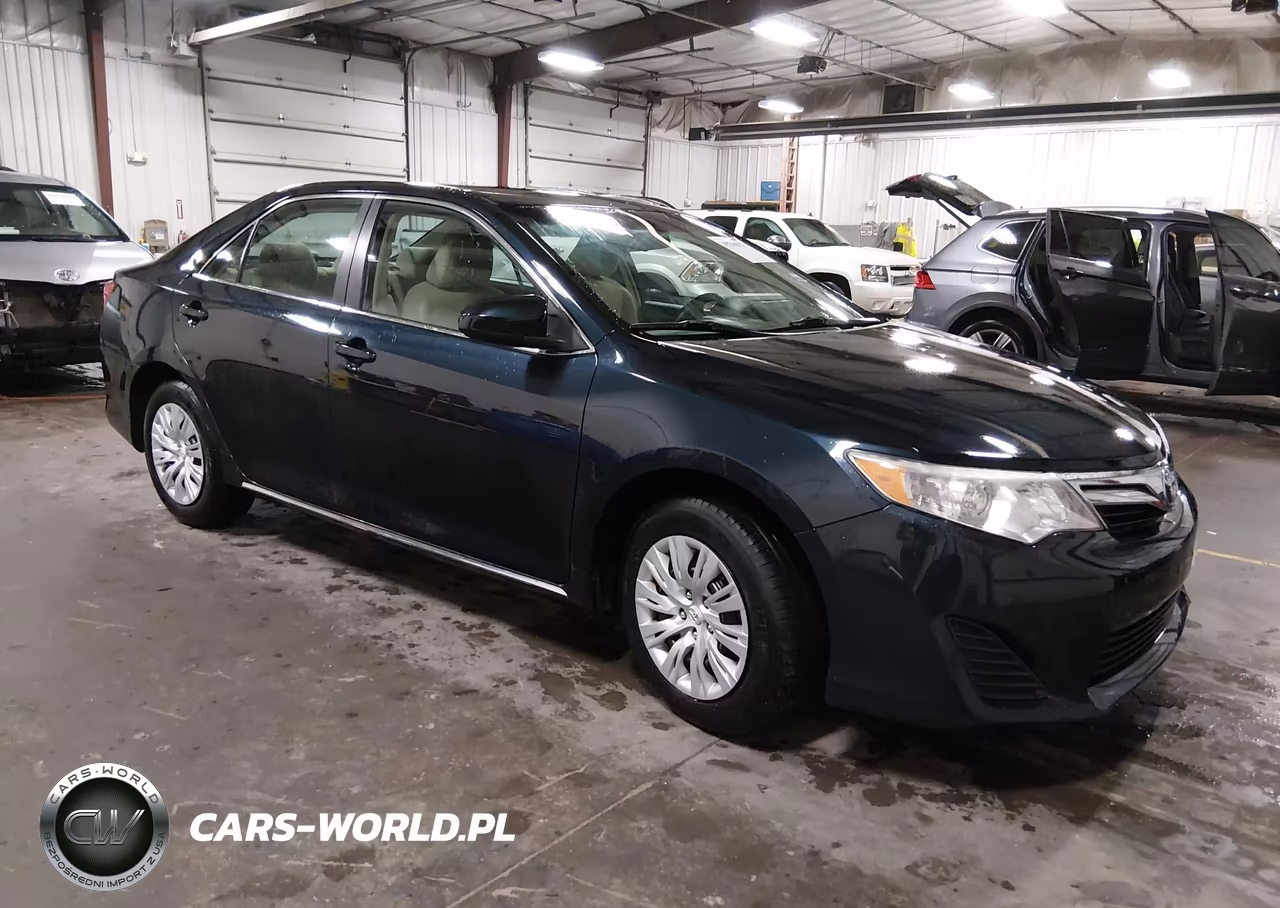 2014 Toyota Camry Le – zdjęcie 1 z 17
