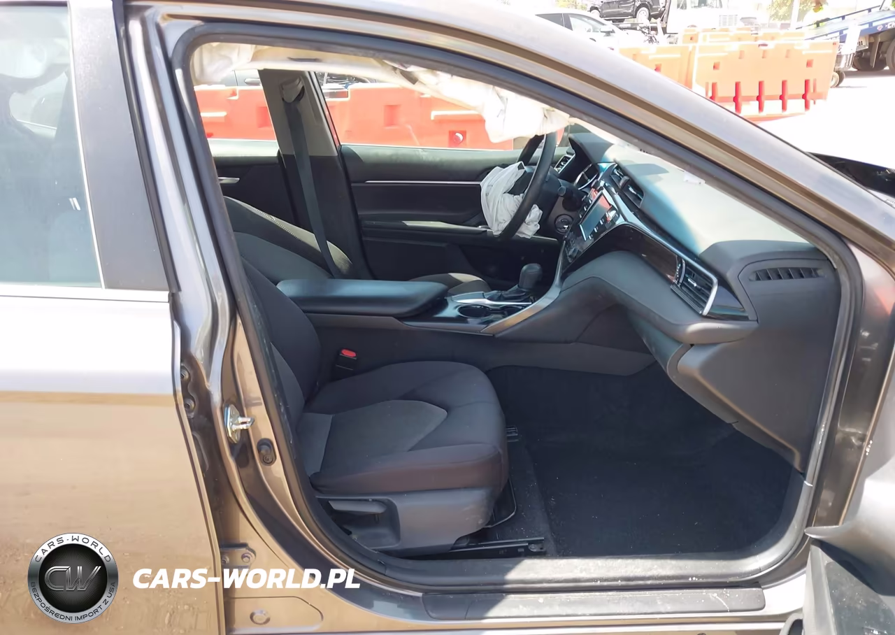 2019 Toyota Camry Le VIN:4T1B11HK4KU256554 - 5