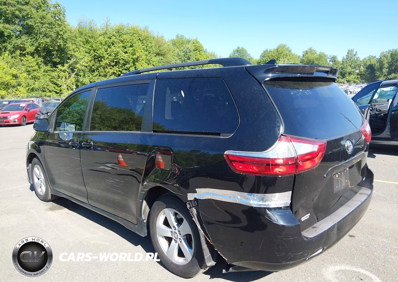 2018 Toyota Sienna Le 8 Passenger VIN:5TDKZ3DC9JS957469 - 3