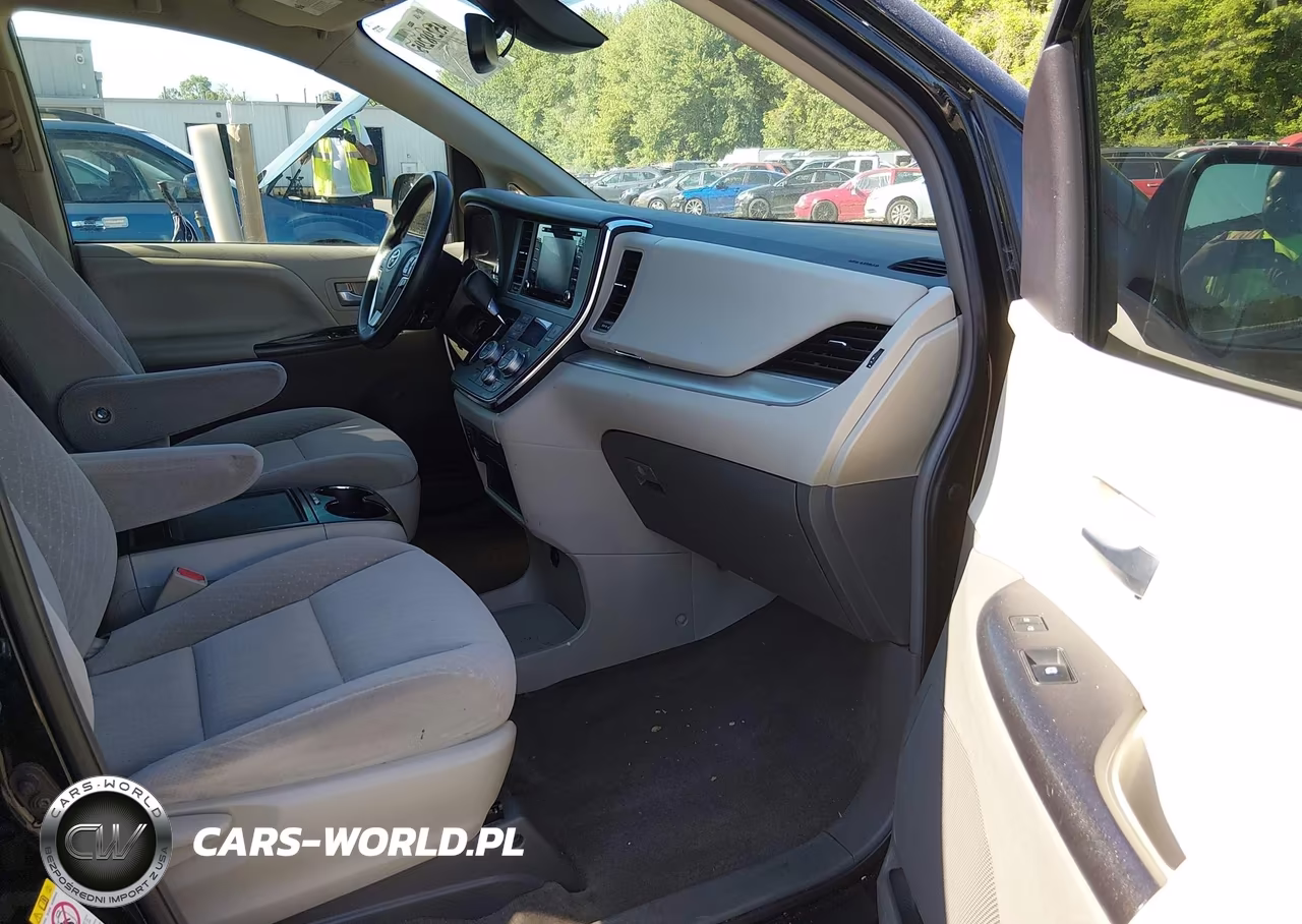 2018 Toyota Sienna Le 8 Passenger VIN:5TDKZ3DC9JS957469 - 5