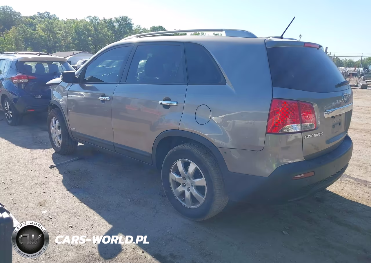 2011 Kia Sorento Lx VIN:5XYKTCA1XBG069719 - 3