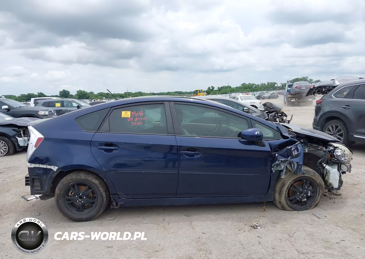 2015 Toyota Prius Two VIN:JTDKN3DU2F0445034 - 13