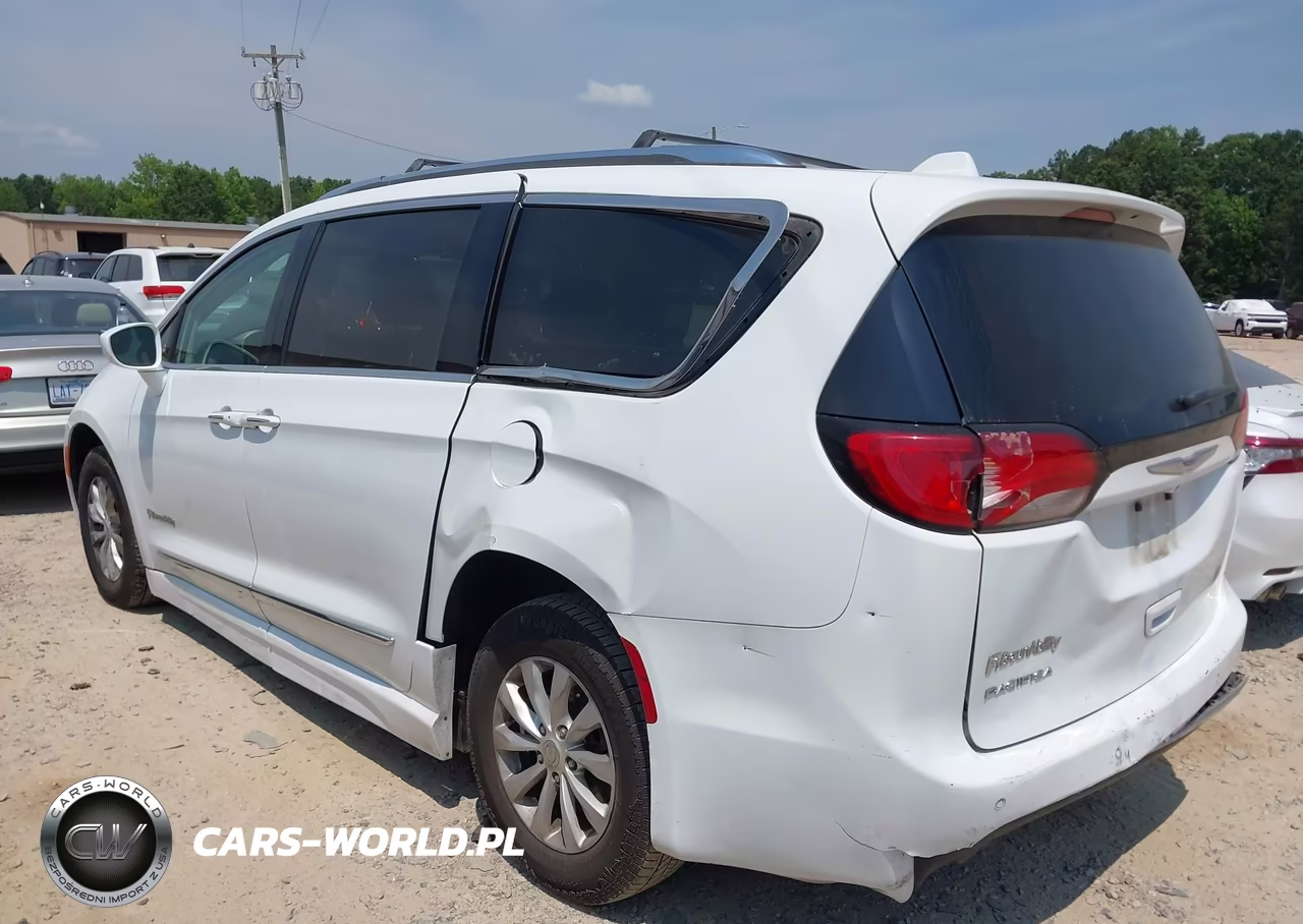 2019 Chrysler Pacifica Touring L VIN:2C4RC1BG8KR537433 - 3