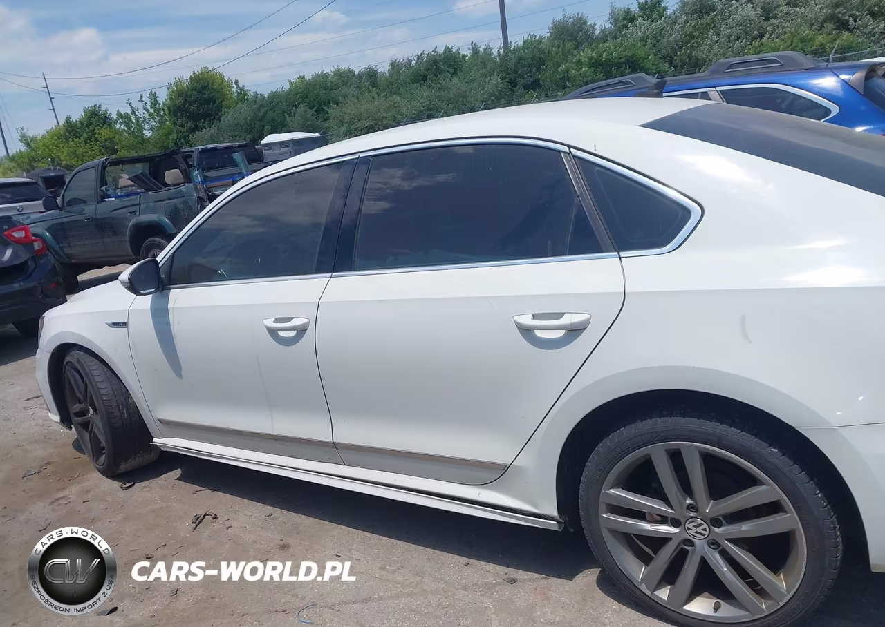 2017 Volkswagen Passat 1.8T R-Line VIN:1VWDT7A37HC009523 - 14