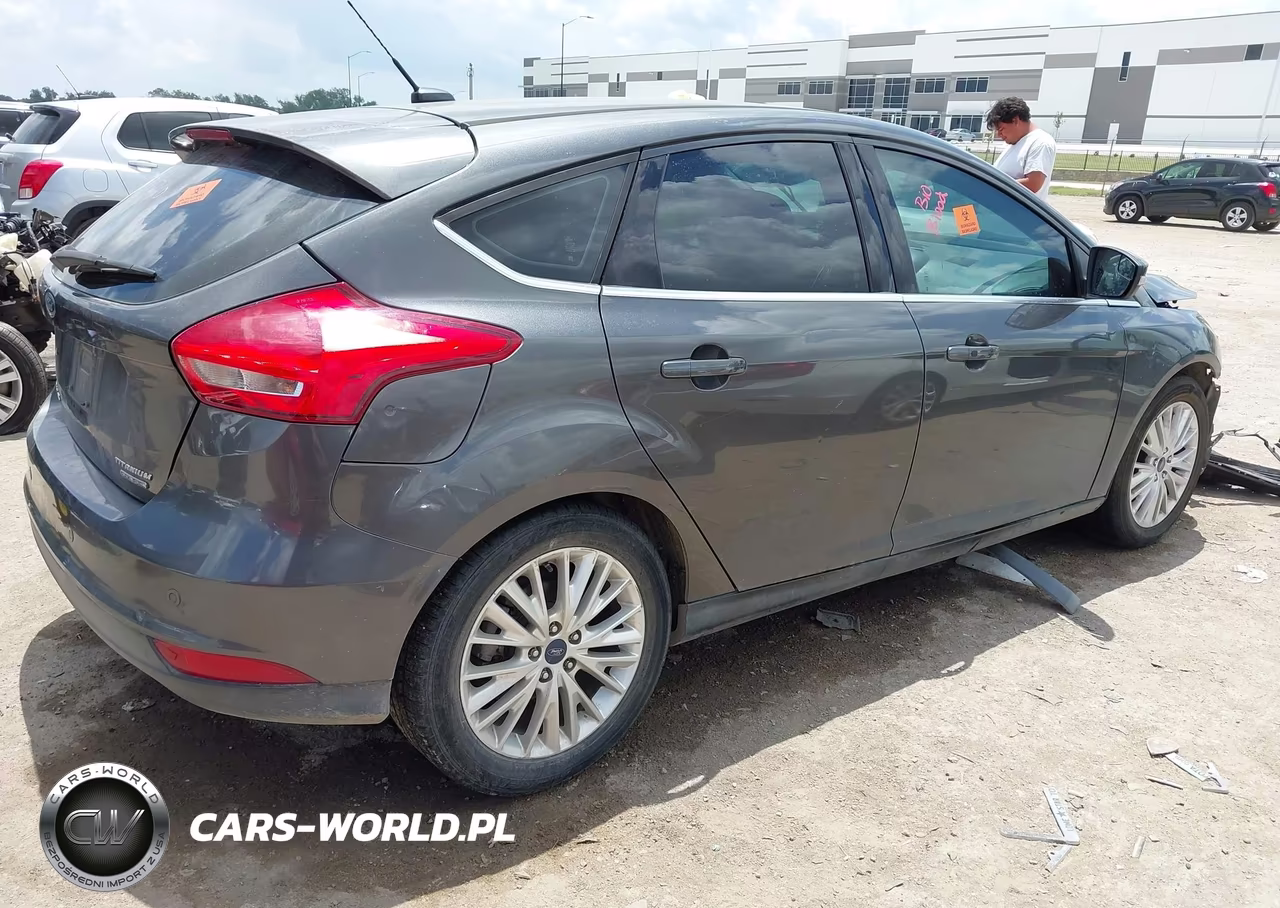 2015 Ford Focus Titanium VIN:1FADP3N28FL361384 - 4