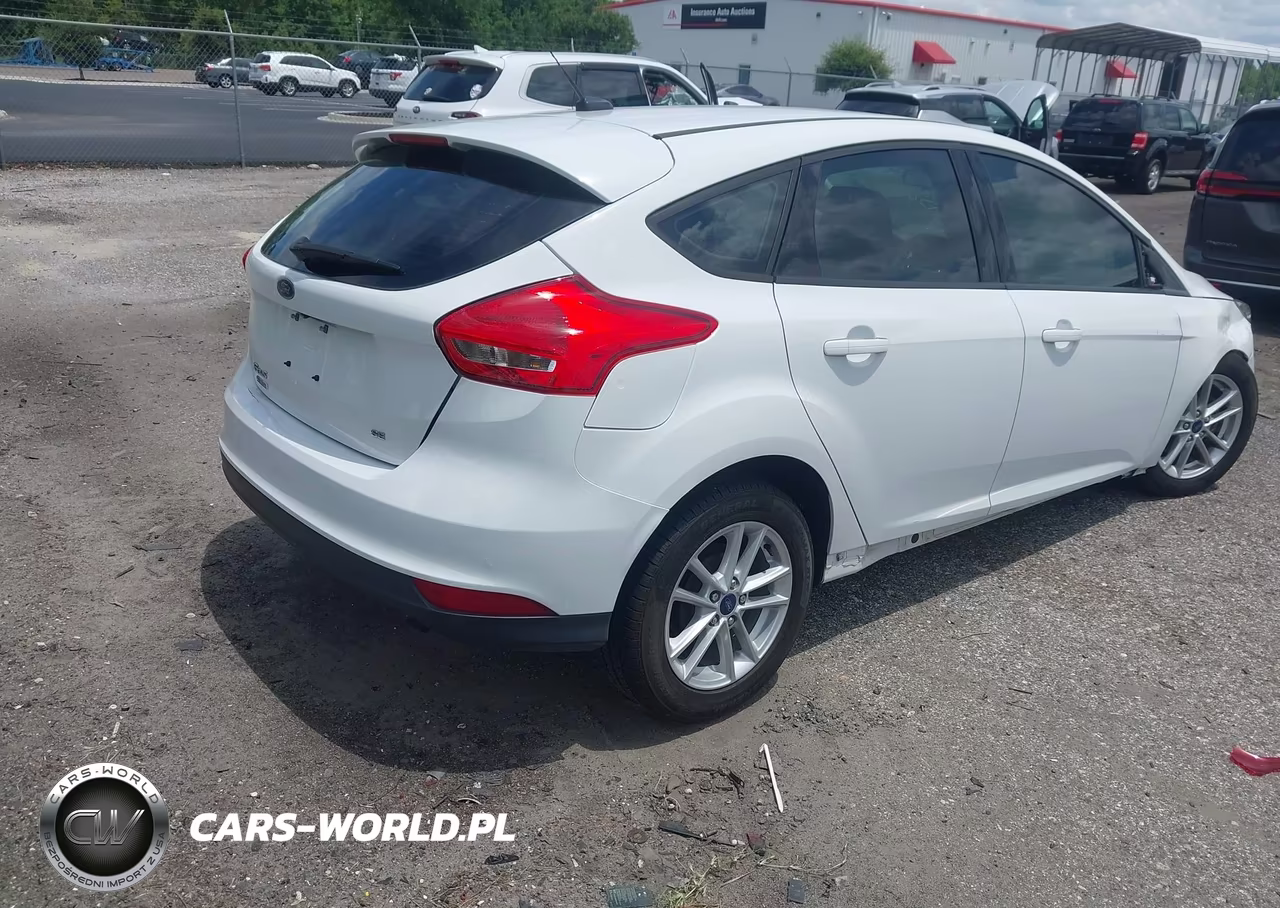 2018 Ford Focus Se VIN:1FADP3K24JL332381 - 4