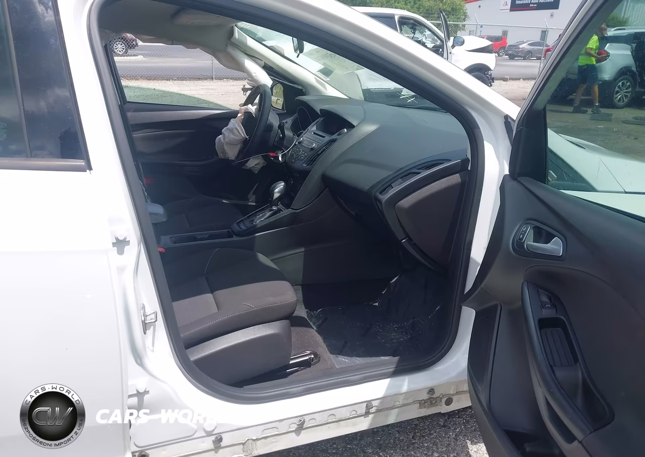 2018 Ford Focus Se VIN:1FADP3K24JL332381 - 5