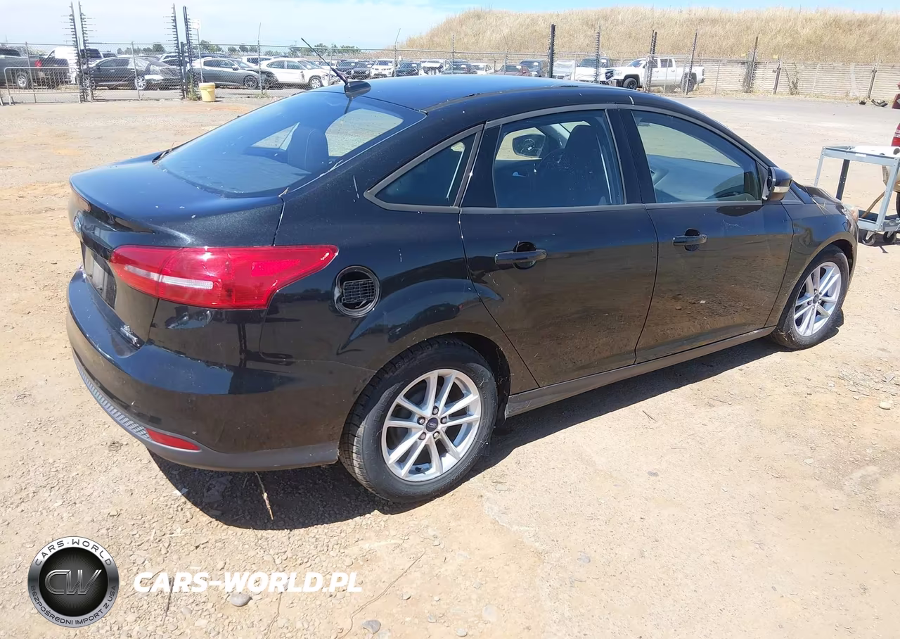 2015 Ford Focus Se VIN:1FADP3F23FL244035 - 4