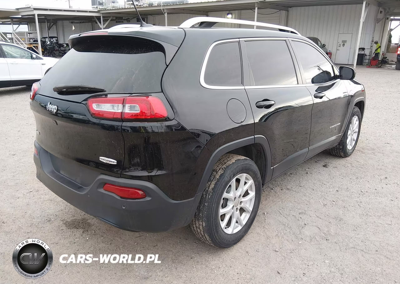 2018 Jeep Cherokee Latitude 4X4 VIN:1C4PJMCB5JD528417 - 4