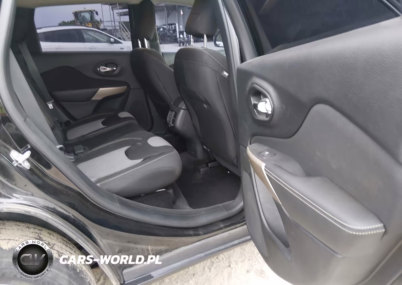 2018 Jeep Cherokee Latitude 4X4 VIN:1C4PJMCB5JD528417 - 8