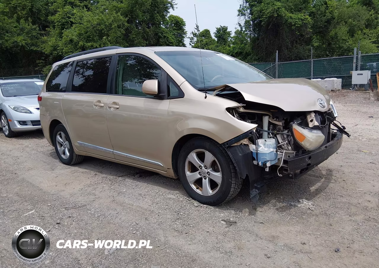 2013 Toyota Sienna Le V6 8 Passenger