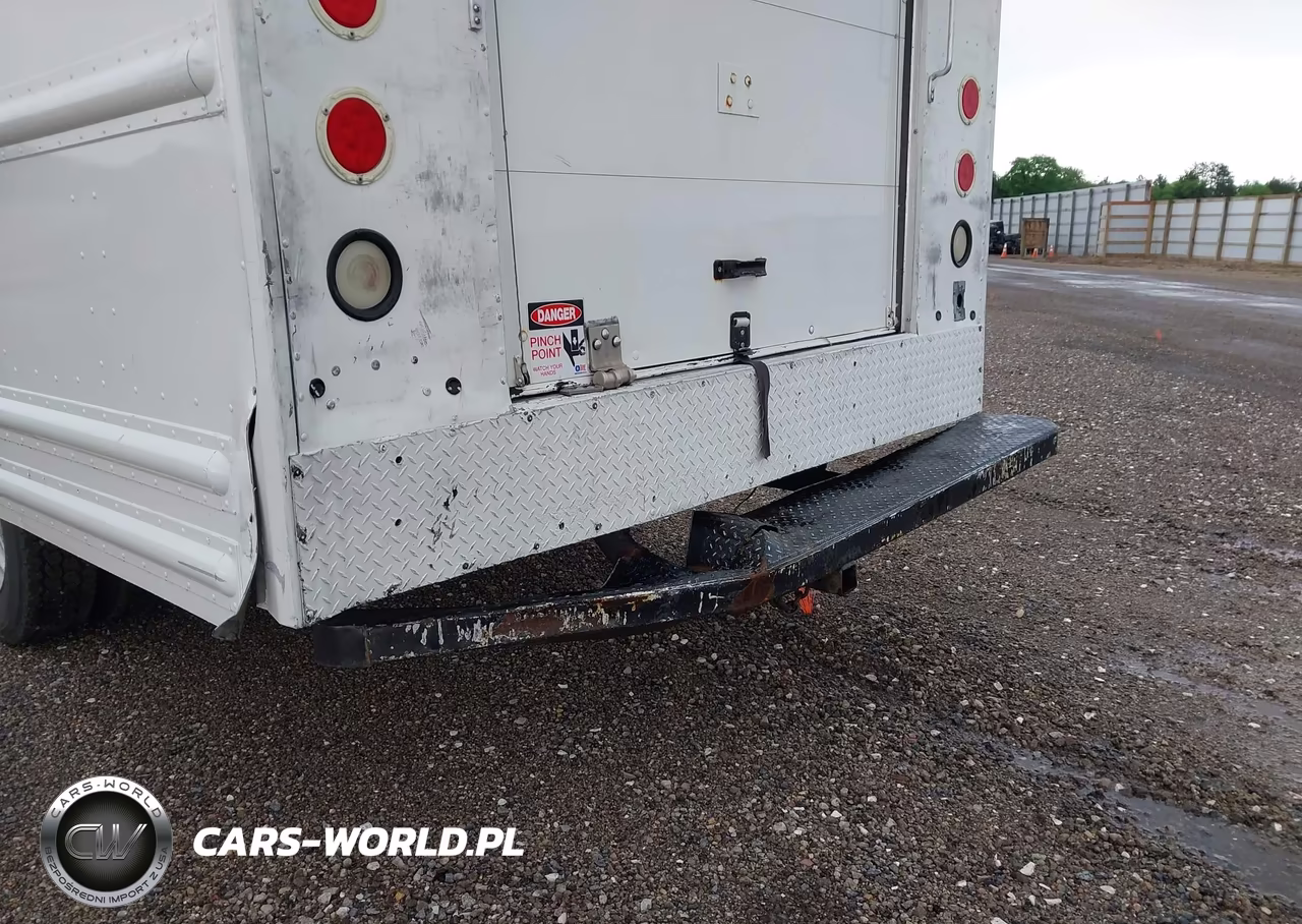 2007 Freightliner Chassis M Line Walk-In Van VIN:4UZAAPCP47CY69014 - 11