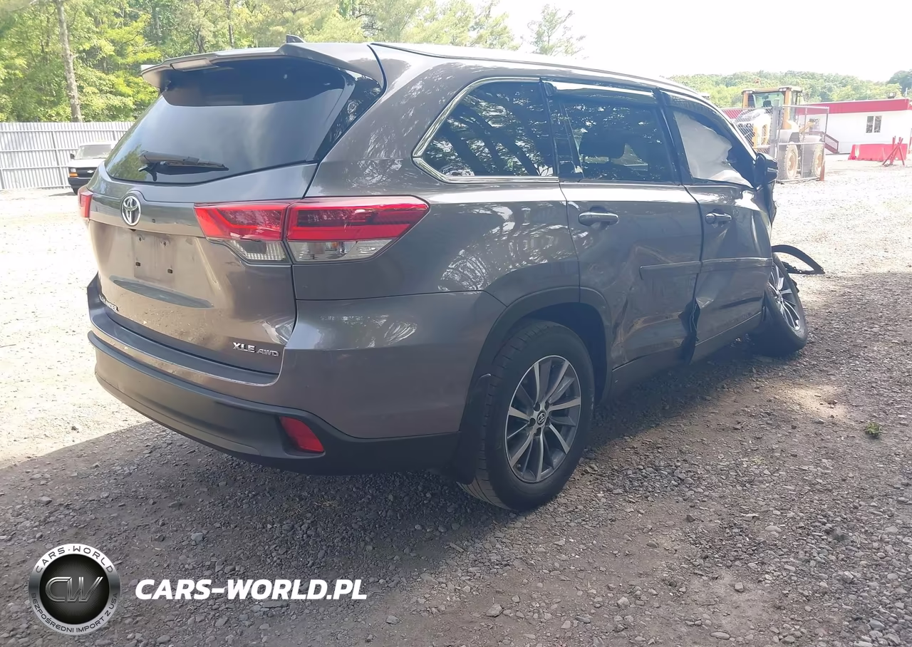 2019 Toyota Highlander Xle VIN:5TDJZRFH8KS586488 - 4