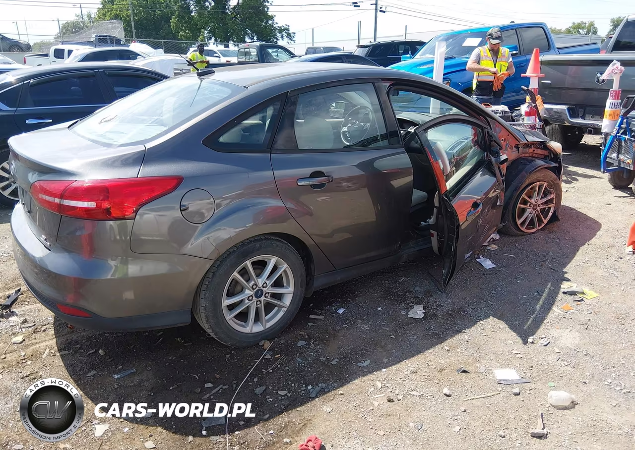 2015 Ford Focus Se VIN:1FADP3F28FL336998 - 4