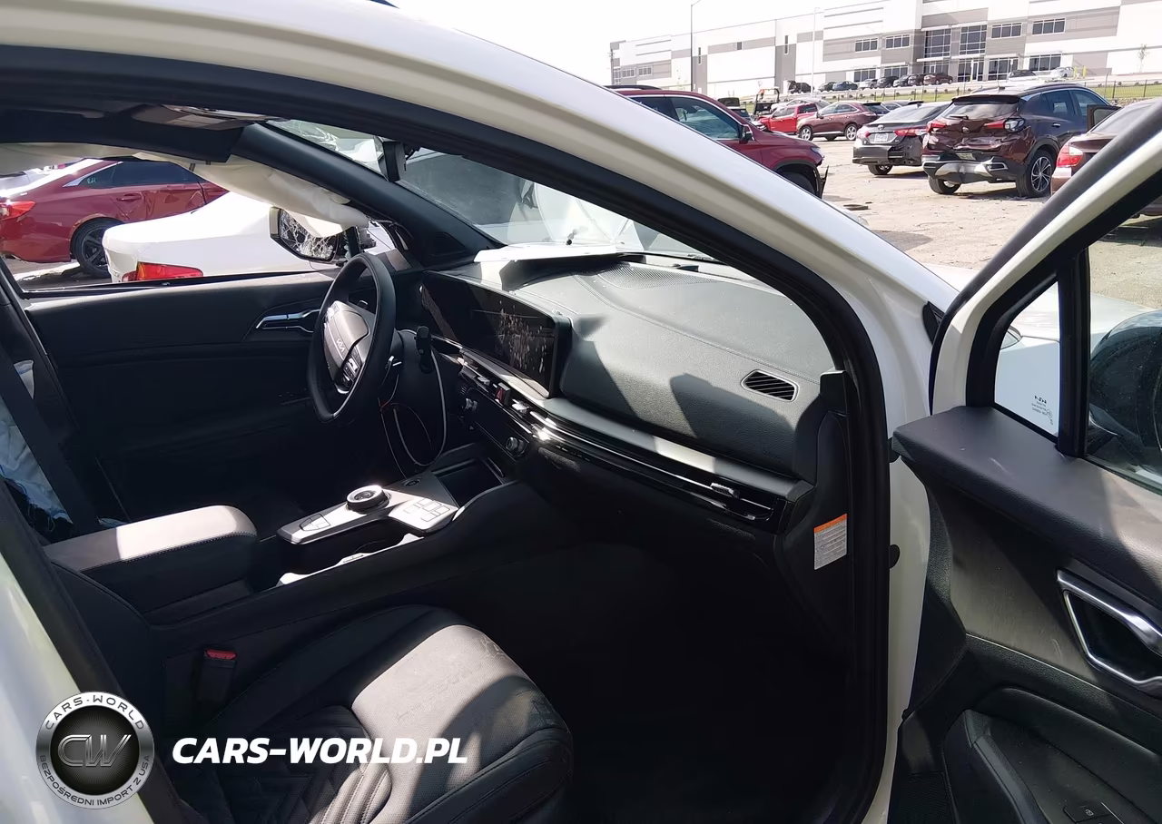 2026 Kia Sportage Plug-In Hybrid X-Line Prestige VIN:KNDPZDDH3T7324163 - 5
