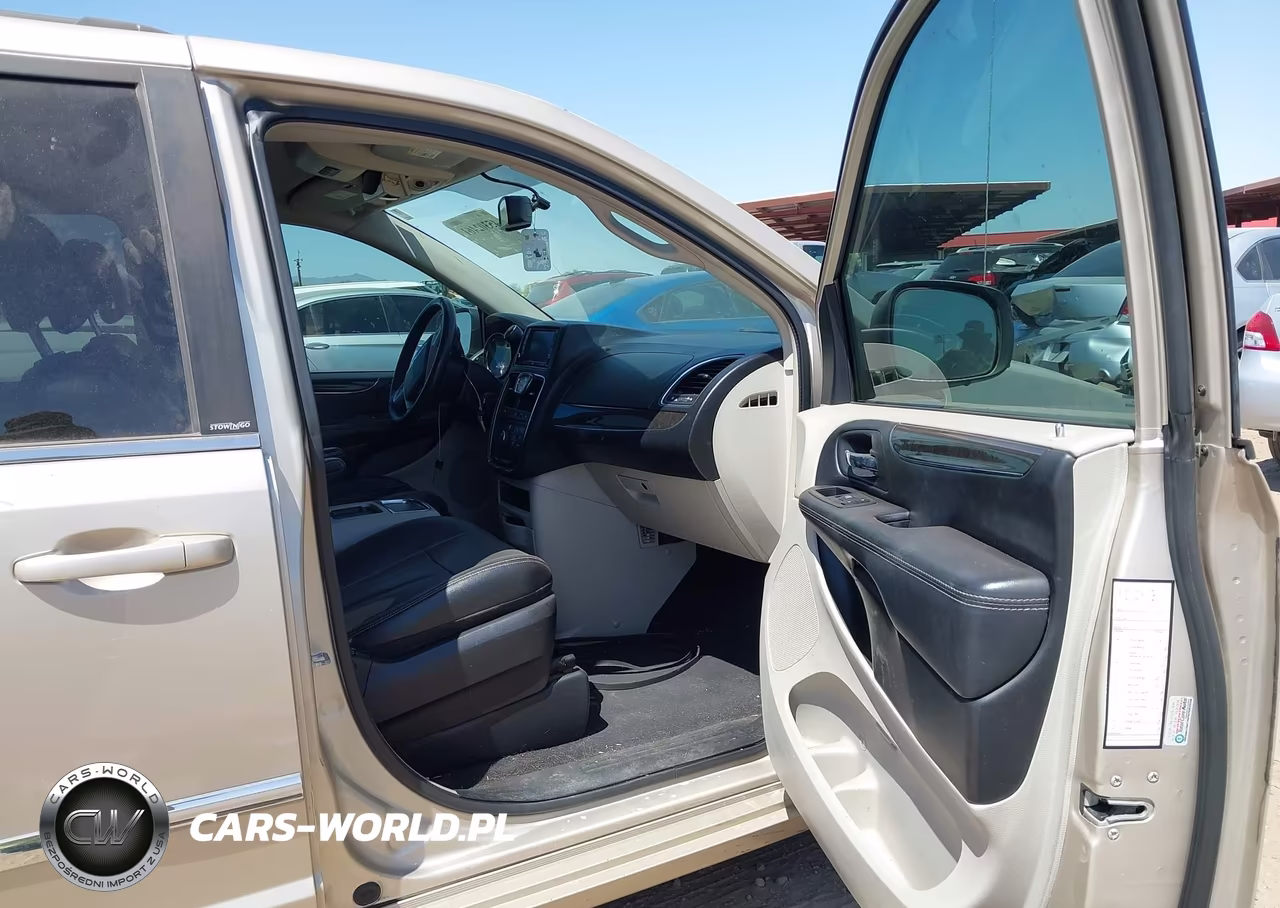 2014 Chrysler Town & Country Touring VIN:2C4RC1BG8ER324941 - 5