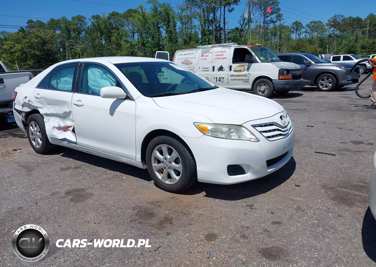 2010 Toyota Camry Le – zdjęcie 1 z 16