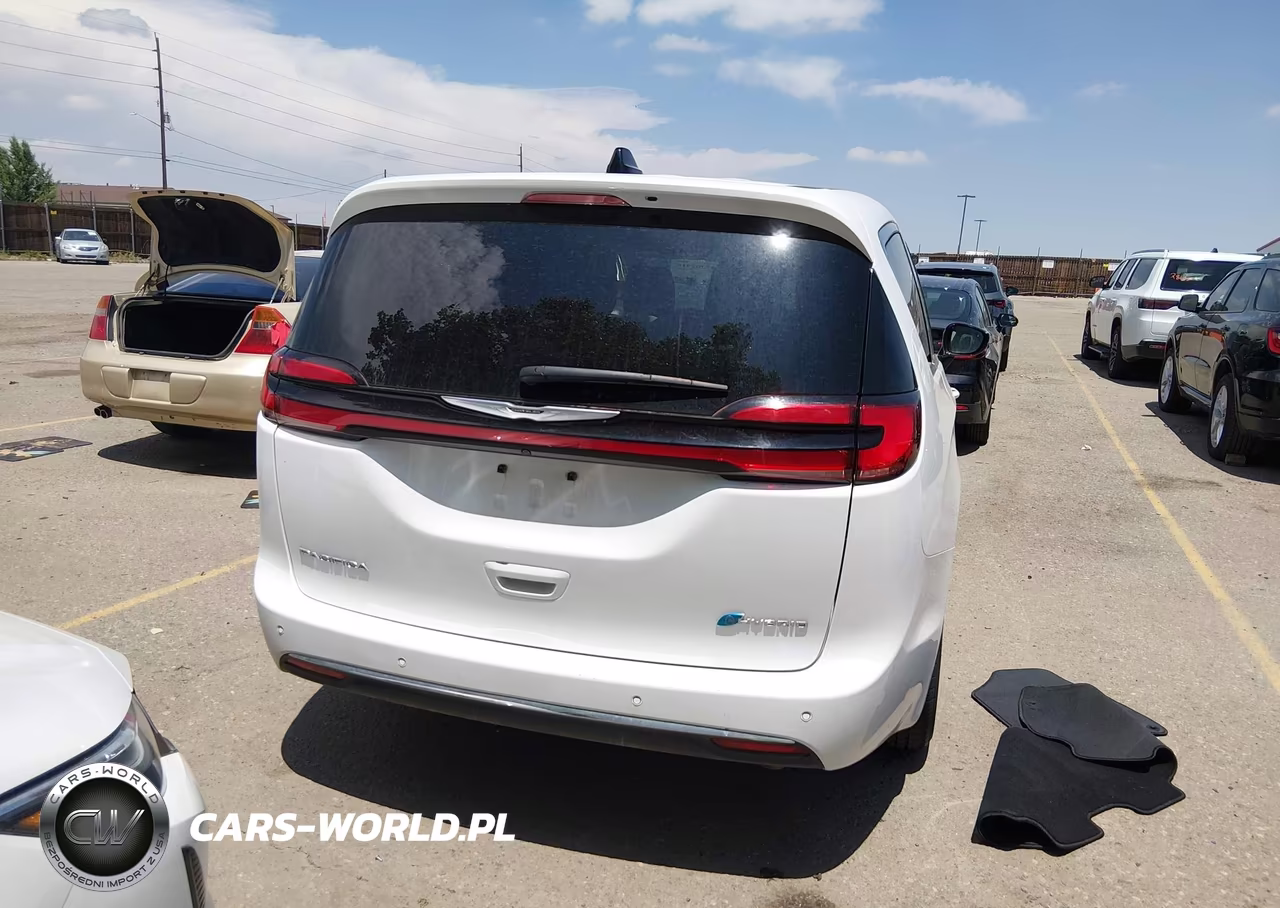 2024 Chrysler Pacifica Hybrid Select VIN:2C4RC1S71RR198735 - 16