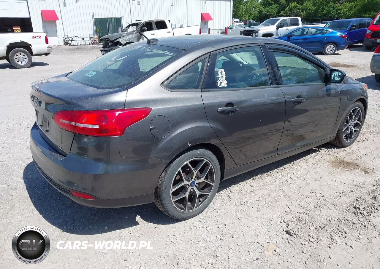 2018 Ford Focus Se VIN:1FADP3F29JL276688 - 4