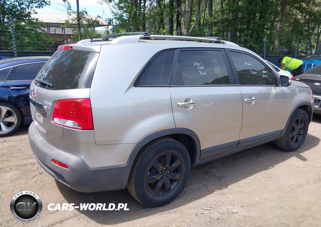 2013 Kia Sorento Lx VIN:5XYKT4A63DG374693 - 4