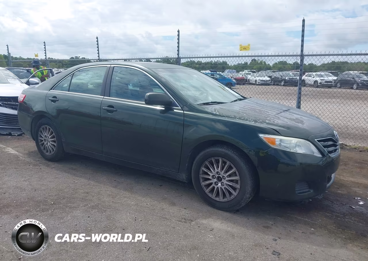2010 Toyota Camry Le – zdjęcie 1 z 11