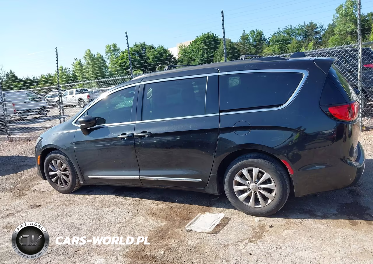 2017 Chrysler Pacifica Touring-L VIN:2C4RC1BG3HR642311 - 14