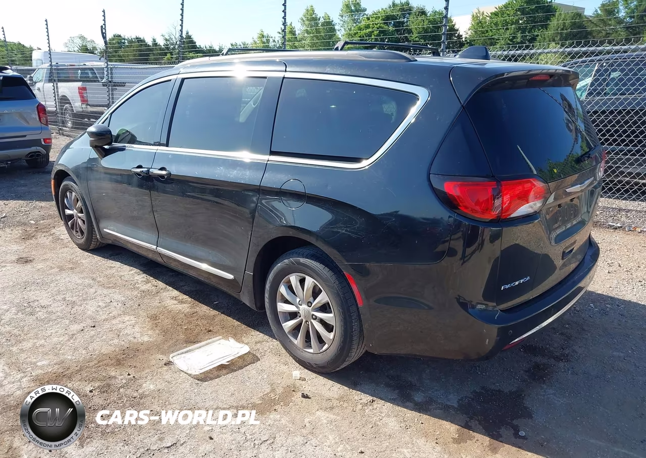 2017 Chrysler Pacifica Touring-L VIN:2C4RC1BG3HR642311 - 3