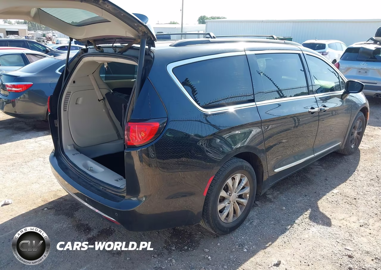 2017 Chrysler Pacifica Touring-L VIN:2C4RC1BG3HR642311 - 4