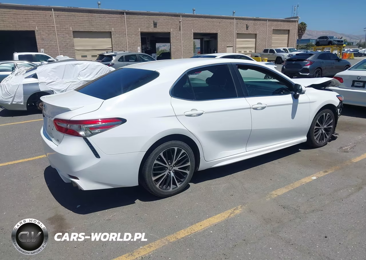 2018 Toyota Camry Se VIN:4T1B11HK4JU083665 - 4