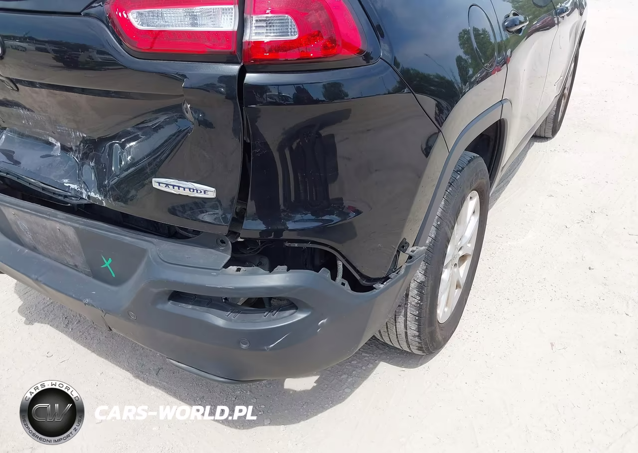 2015 Jeep Cherokee Latitude VIN:1C4PJMCS0FW795606 - 17