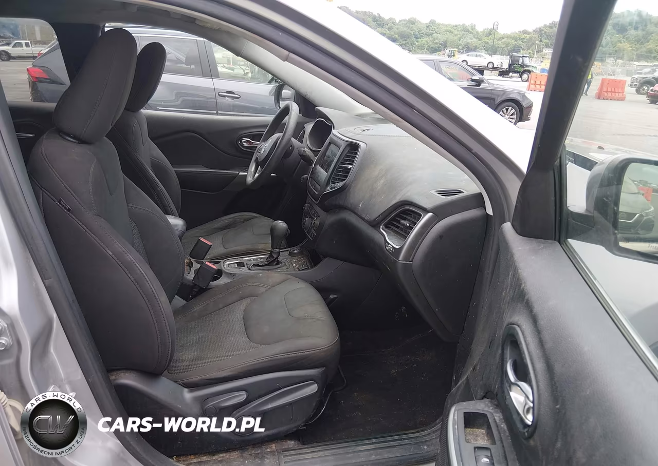 2019 Jeep Cherokee Latitude 4X4 VIN:1C4PJMCB3KD190064 - 5