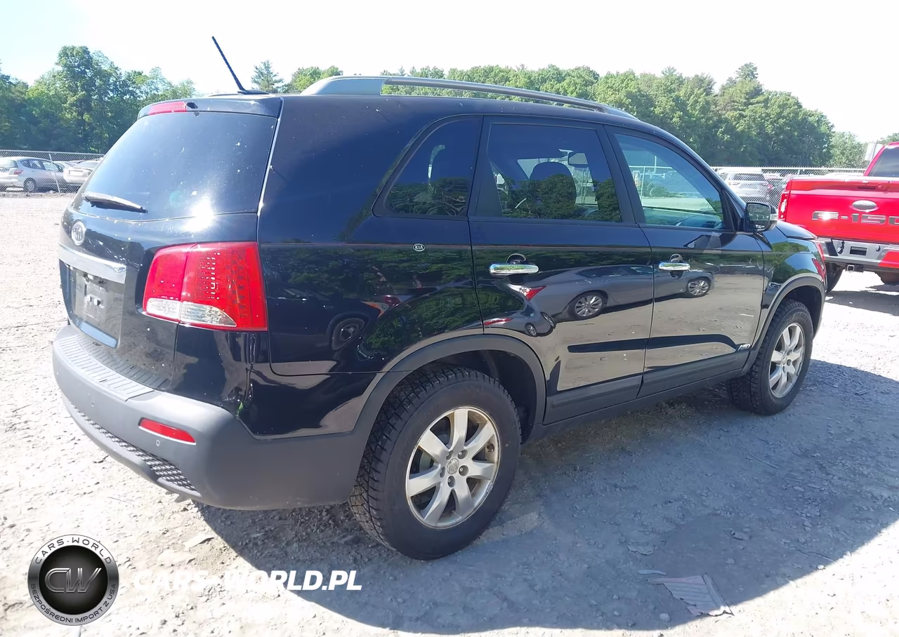 2011 Kia Sorento Lx VIN:5XYKTCA19BG128503 - 4