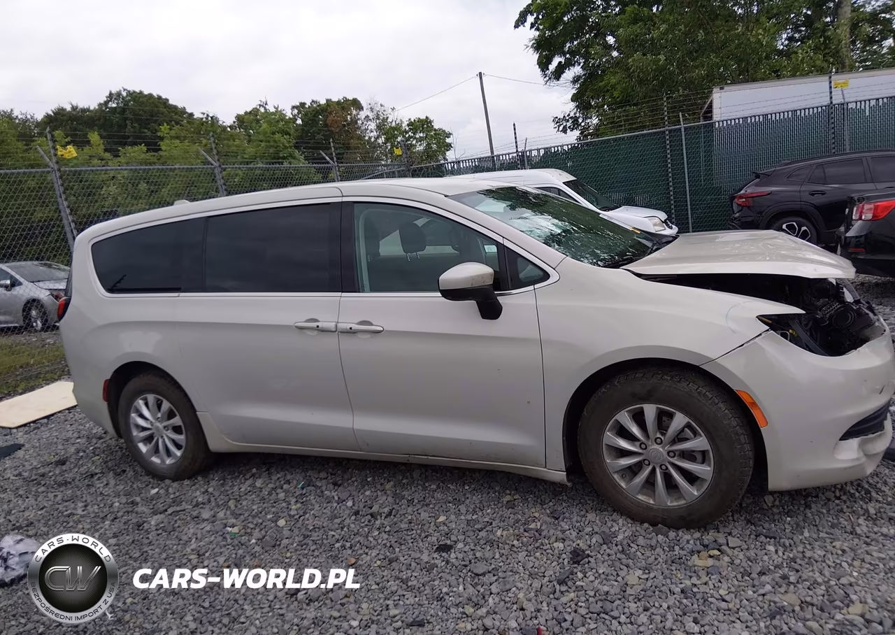 2017 Chrysler Pacifica Touring VIN:2C4RC1DG5HR609839 - 13