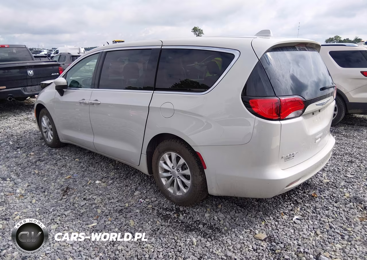 2017 Chrysler Pacifica Touring VIN:2C4RC1DG5HR609839 - 3