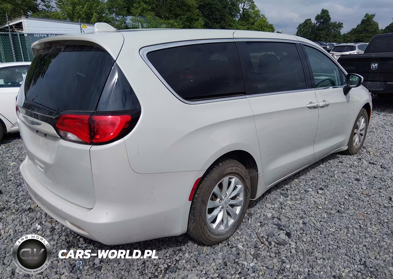 2017 Chrysler Pacifica Touring VIN:2C4RC1DG5HR609839 - 4