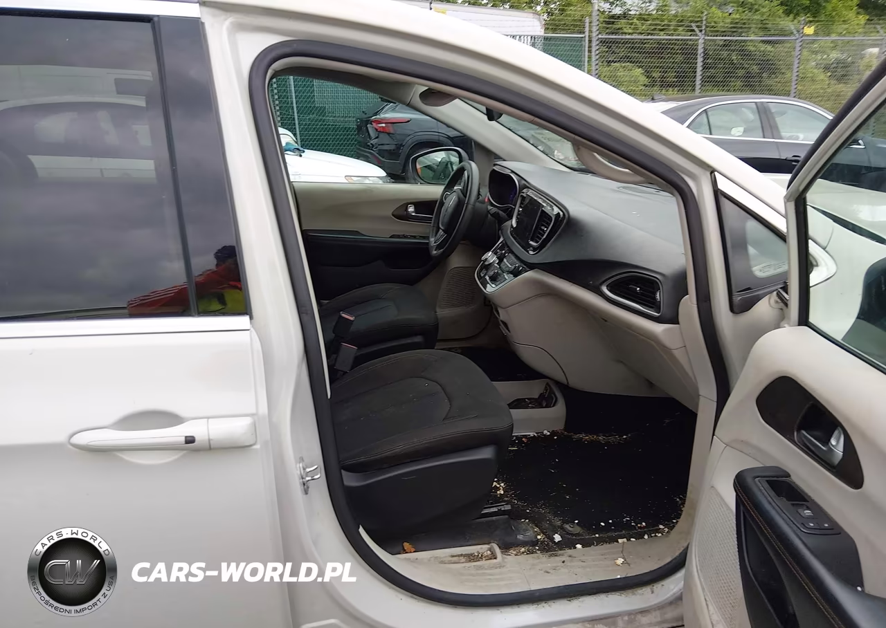 2017 Chrysler Pacifica Touring VIN:2C4RC1DG5HR609839 - 5