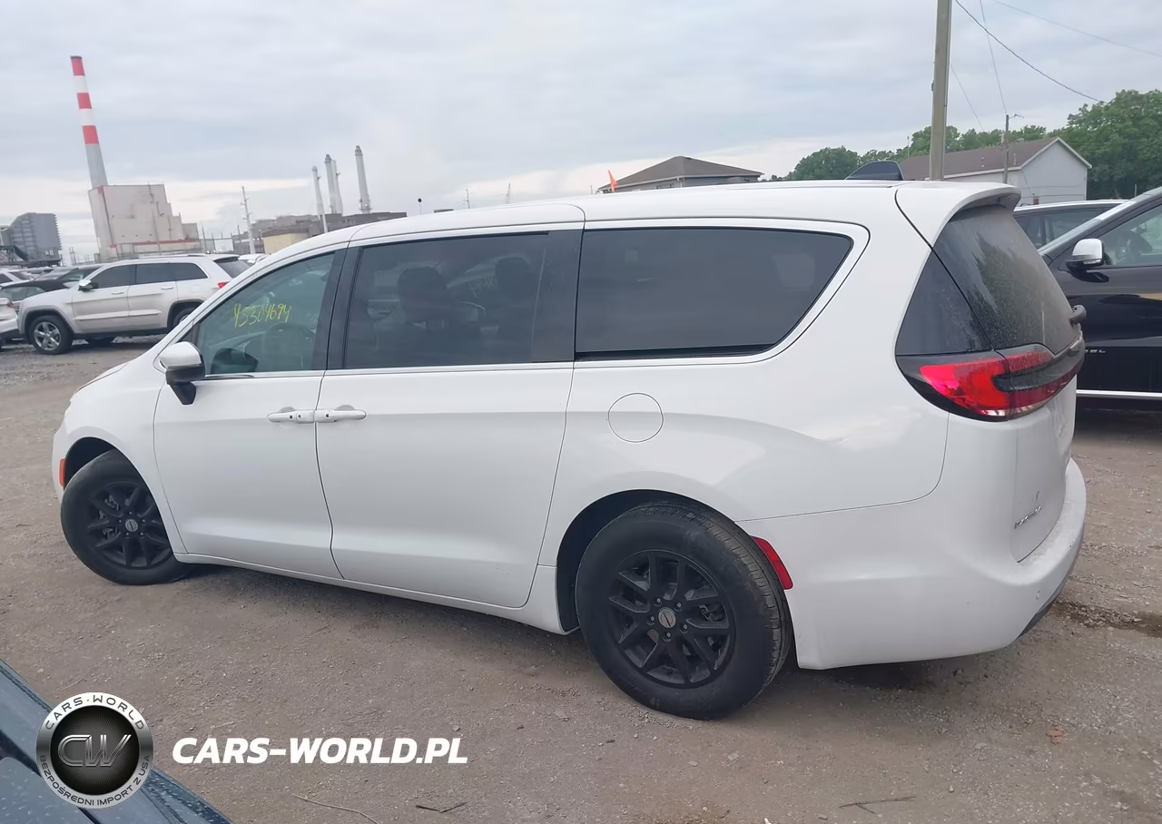 2023 Chrysler Pacifica Touring L VIN:2C4RC1BG3PR536519 - 15