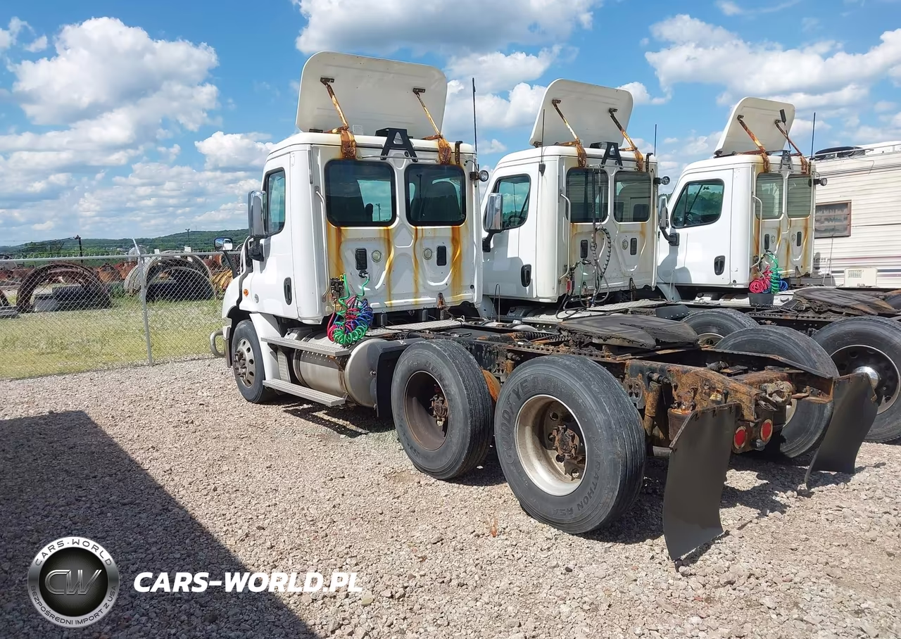 2015 Freightliner Cascadia 113 VIN:1FUJGBDV0FLBW4420 - 3