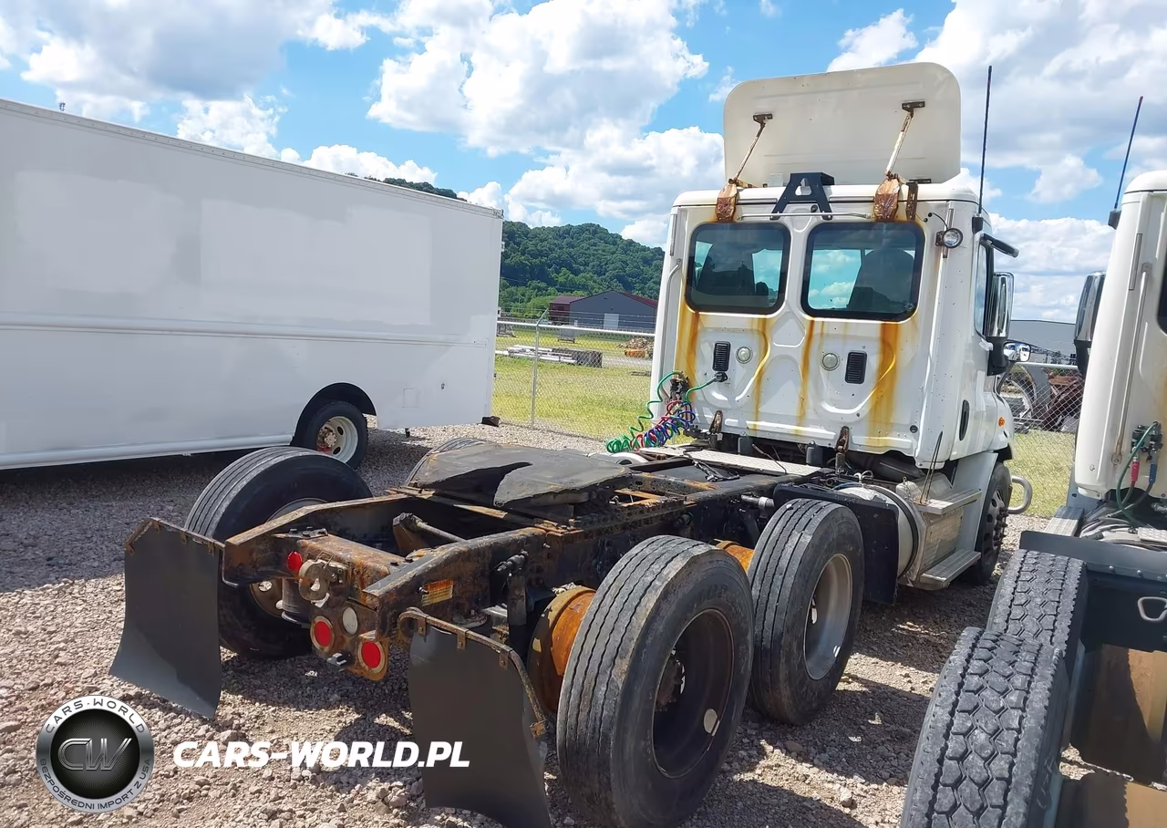 2015 Freightliner Cascadia 113 VIN:1FUJGBDV0FLBW4420 - 4