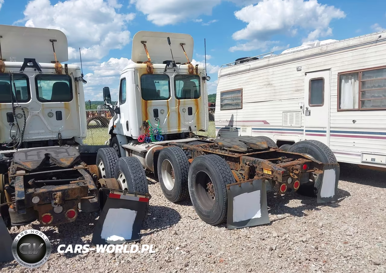 2015 Freightliner Cascadia 113 VIN:1FUJGBDV2FLBW4421 - 3