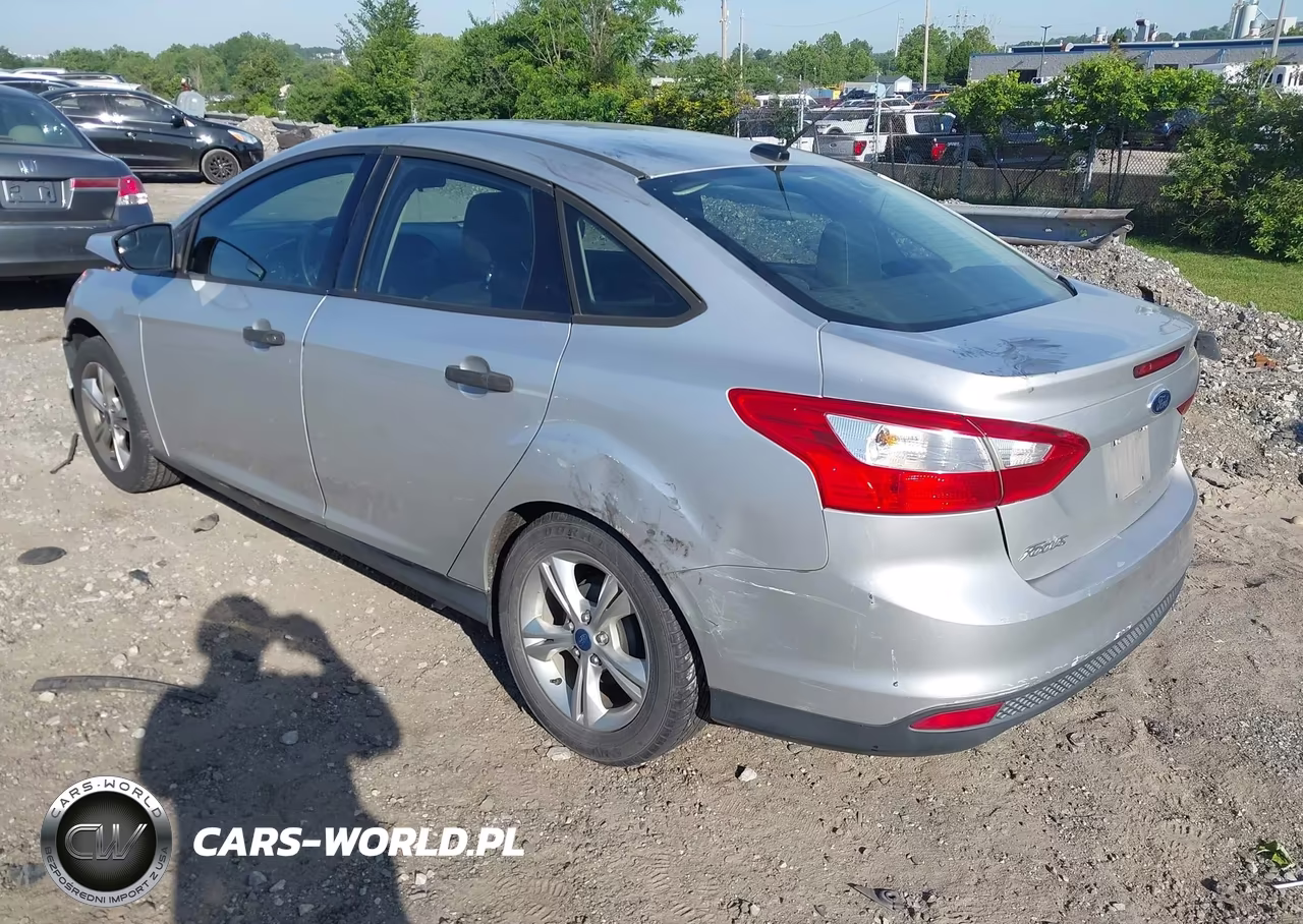 2013 Ford Focus S VIN:1FADP3E26DL180636 - 3