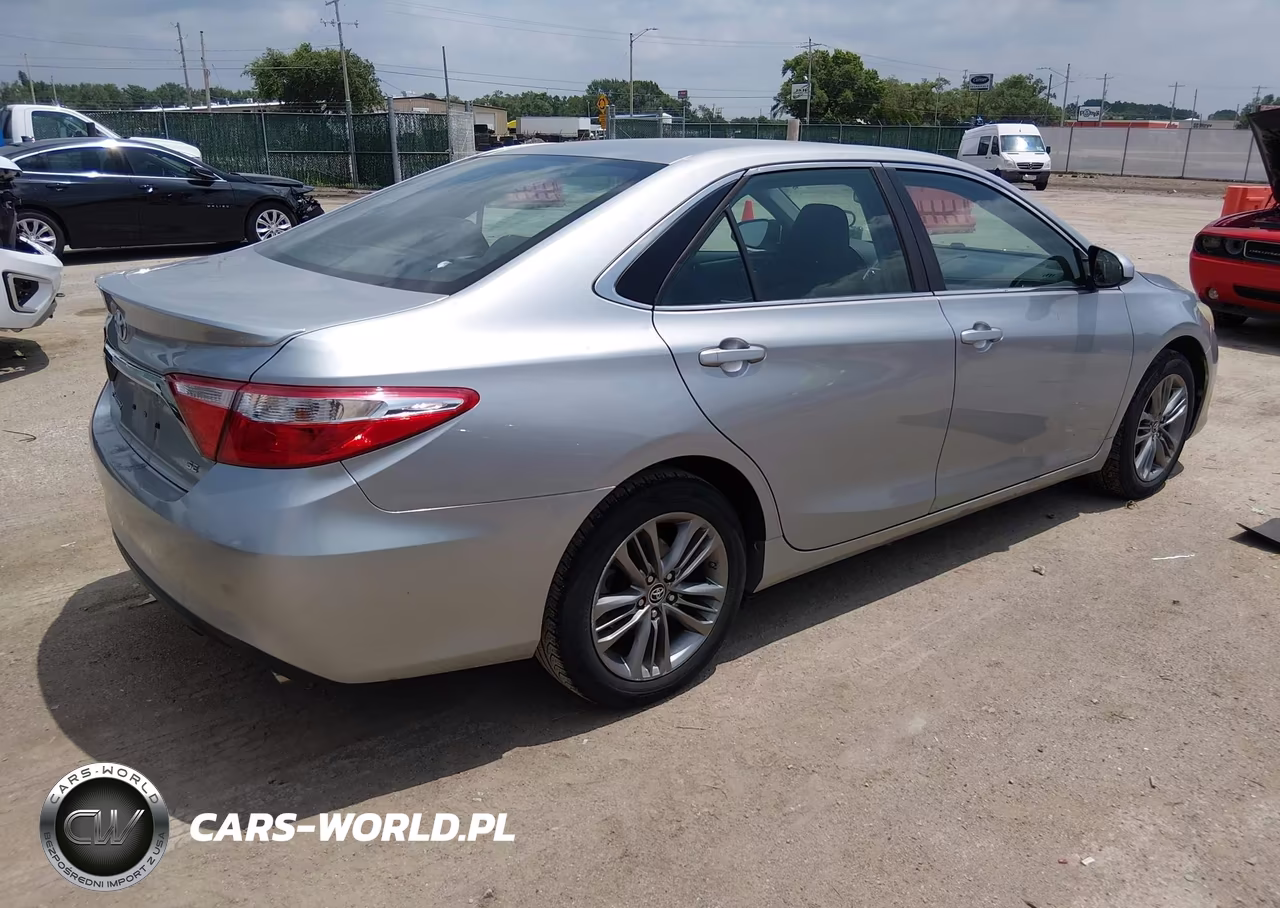 2015 Toyota Camry Se VIN:4T1BF1FK5FU947943 - 4