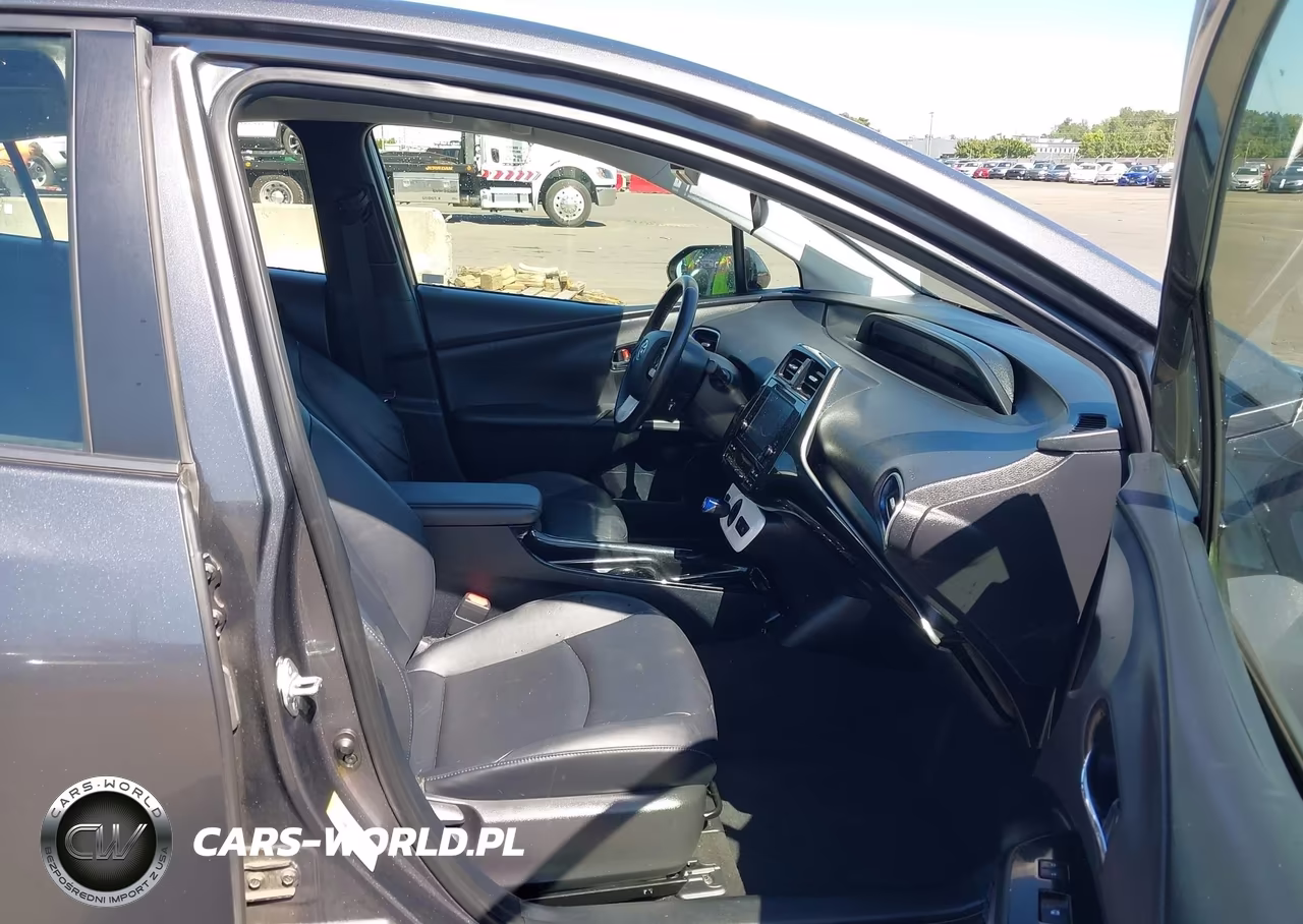 2018 Toyota Prius Three Touring VIN:JTDKARFU4J3059475 - 5