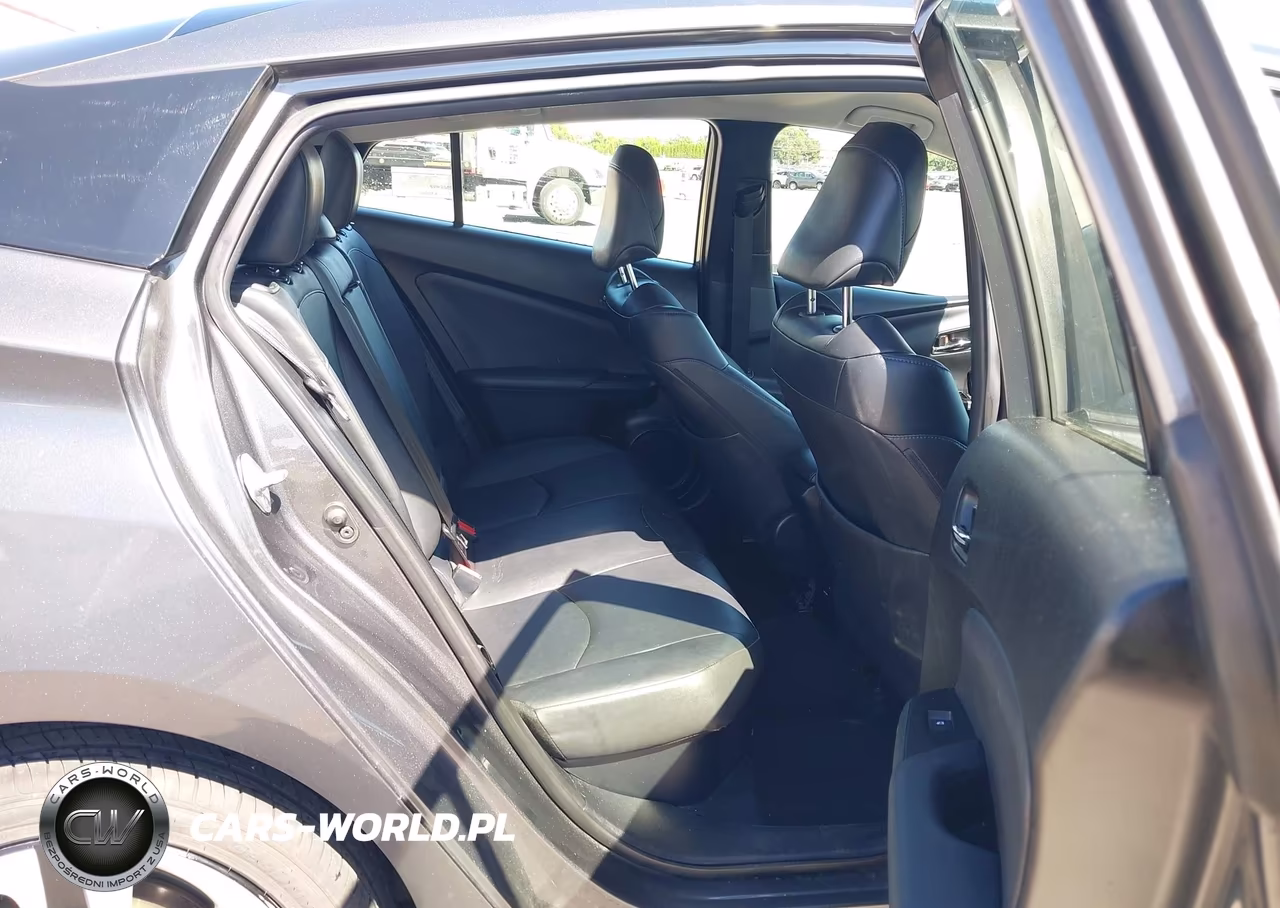 2018 Toyota Prius Three Touring VIN:JTDKARFU4J3059475 - 8