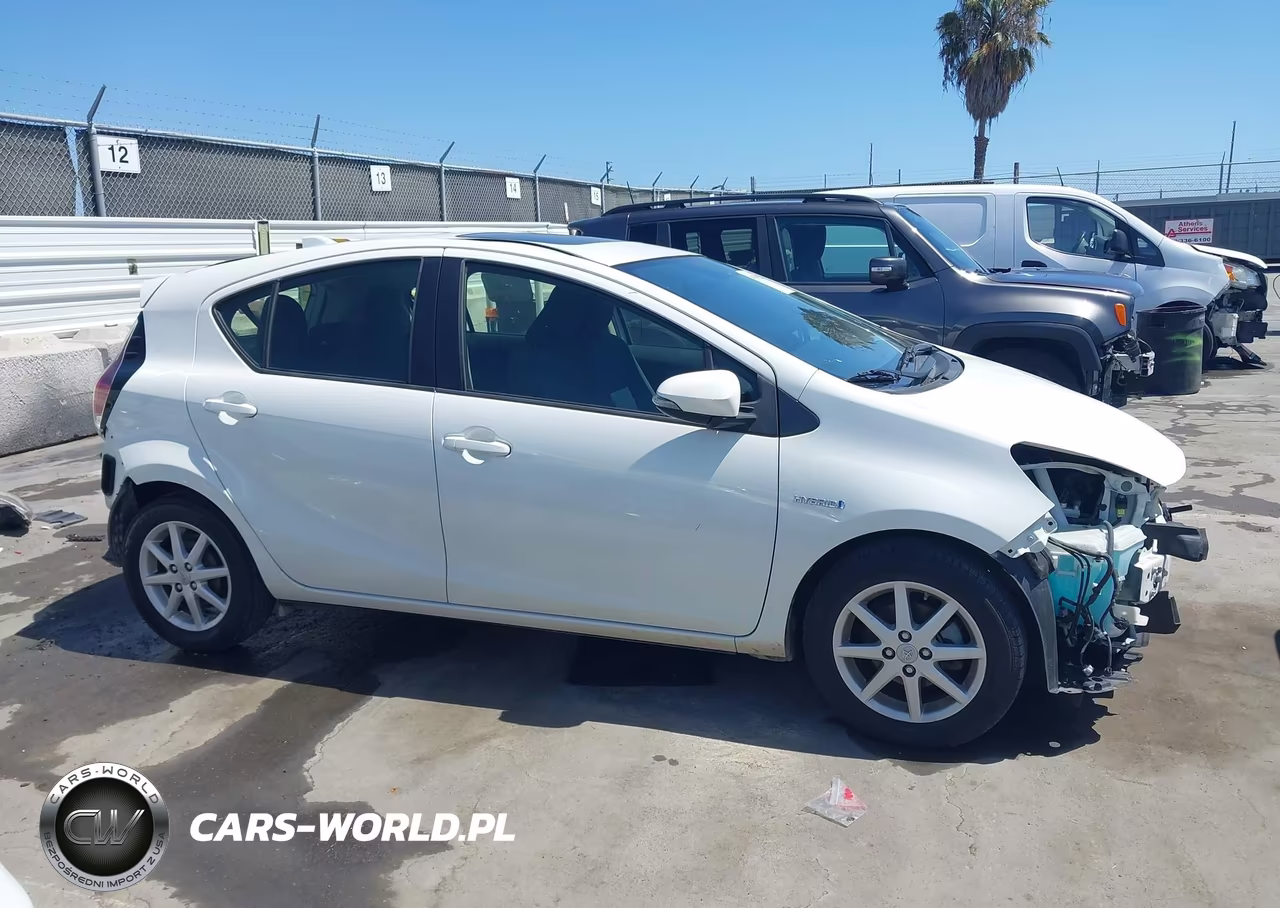 2015 Toyota Prius C Three VIN:JTDKDTB39F1095828 - 14