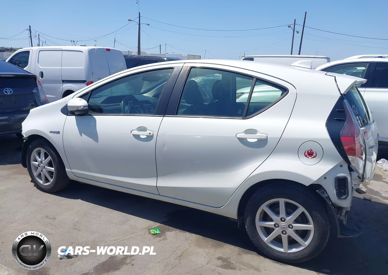 2015 Toyota Prius C Three VIN:JTDKDTB39F1095828 - 15