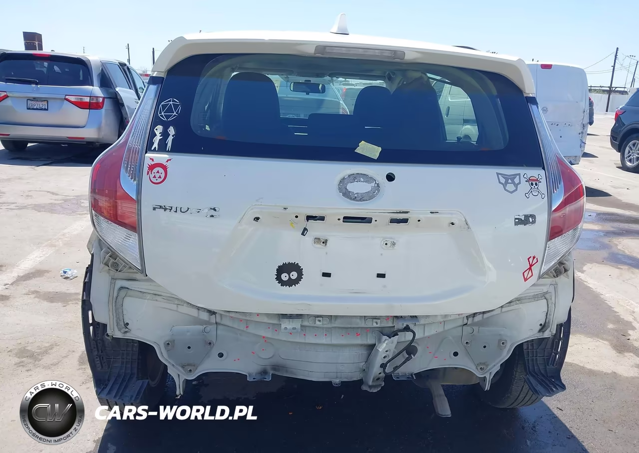 2015 Toyota Prius C Three VIN:JTDKDTB39F1095828 - 17