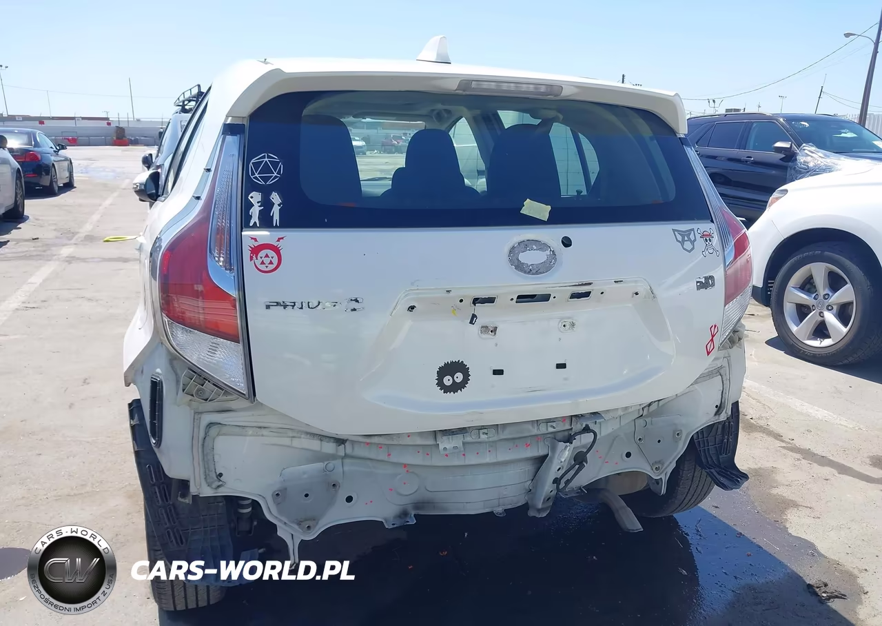 2015 Toyota Prius C Three VIN:JTDKDTB39F1095828 - 18